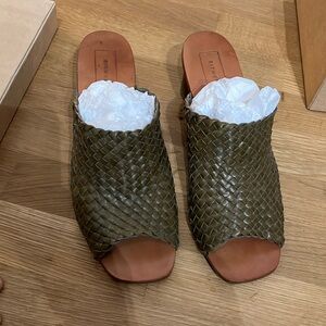 Olive sandals size 8 woven leather Either/Or round heel casual and dressy
